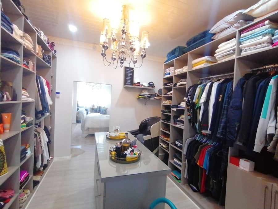 6 Bedroom Property for Sale in Wilkoppies North West